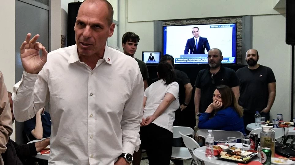 «Πήρε φωτιά» το Twitter για το επεισόδιο Βαρουφάκη στο Παρίσι: Η επιτομή του «ξέρεις ποιος είμαι εγώ»